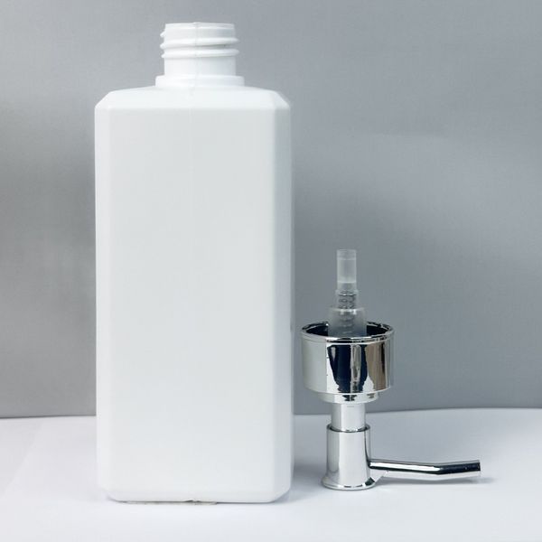 Пластиковый (HDPE) белый флакон &laquo;Квадрат&raquo; 500 мл стандарта 28/410 с серебристым дозатором 2805944-01+2900015 фото