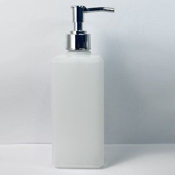 Пластиковый (HDPE) прозрачный флакон &laquo;Квадрат&raquo; 500 мл стандарта 28/410 с серебристым дозатором 2805944+2900015 фото